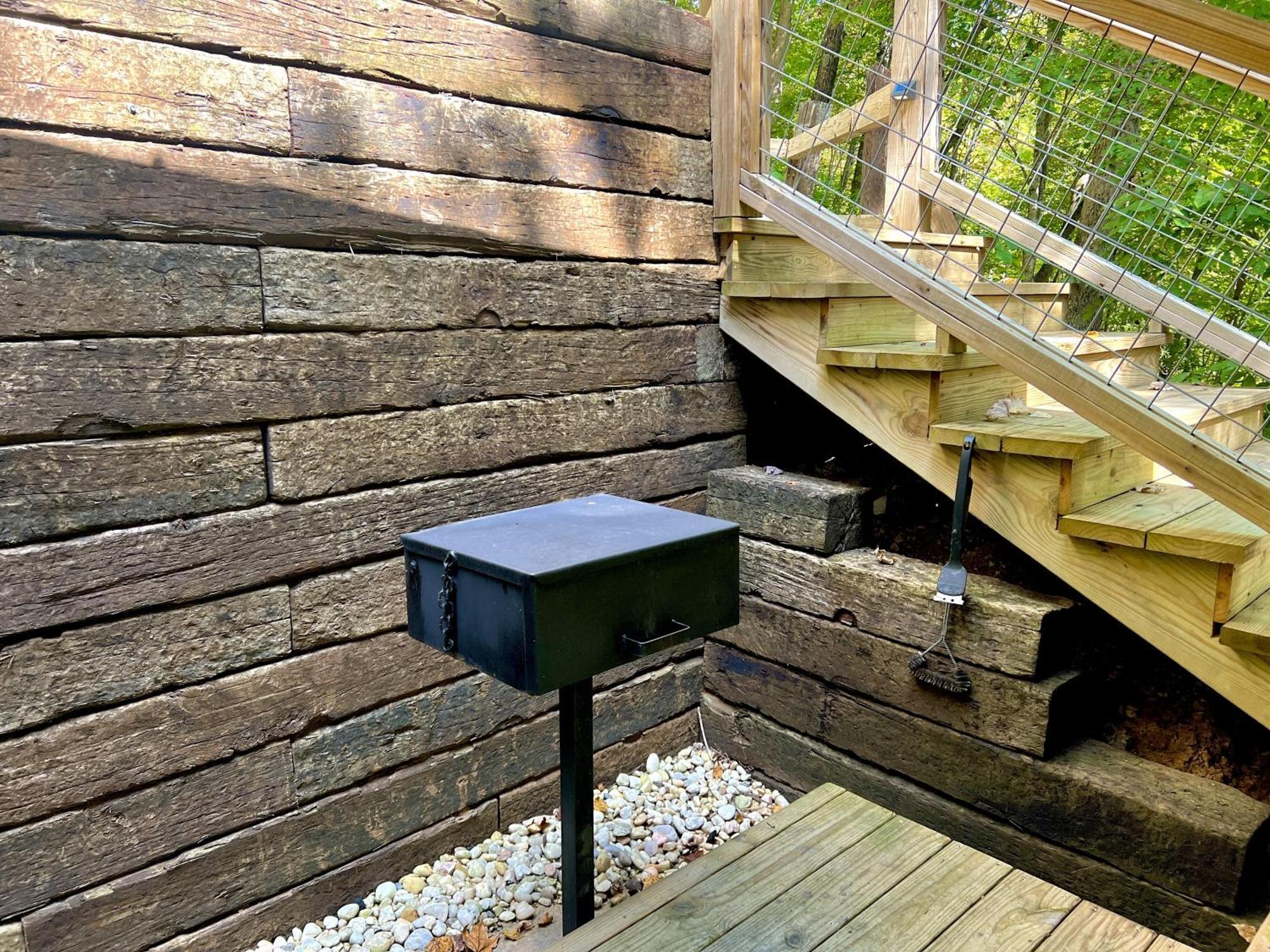 Bigfoots Hideaway Cabin Gatlinburg Exterior photo